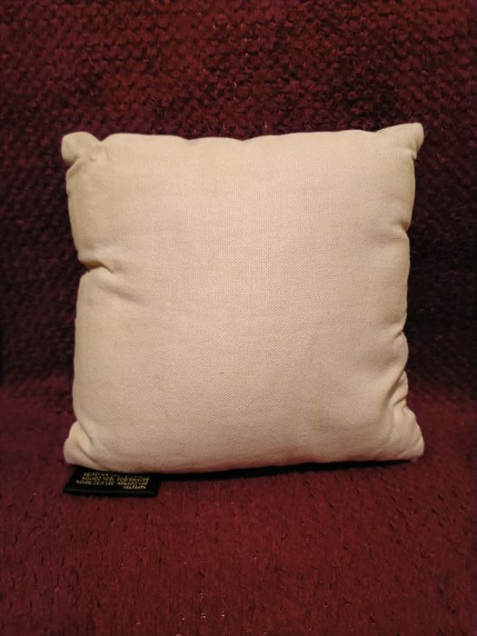 Boneca de porcelana com almofada de ursinho  dela