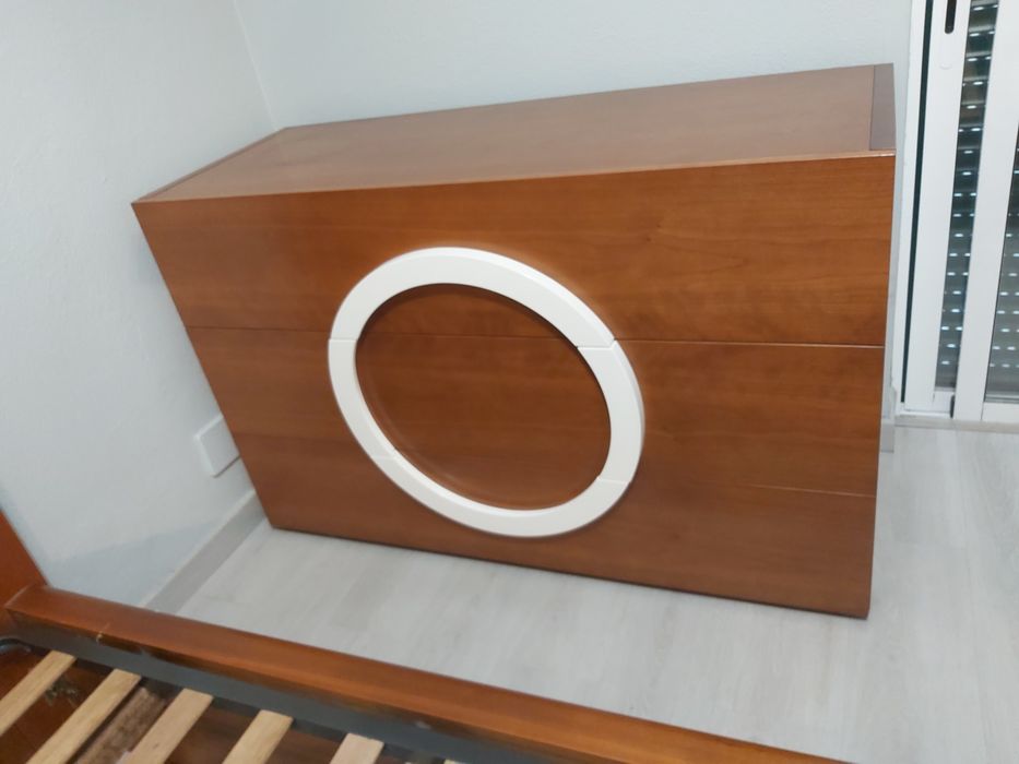 Conjunto de quarto (cama, mesa cabeceira e cómoda)