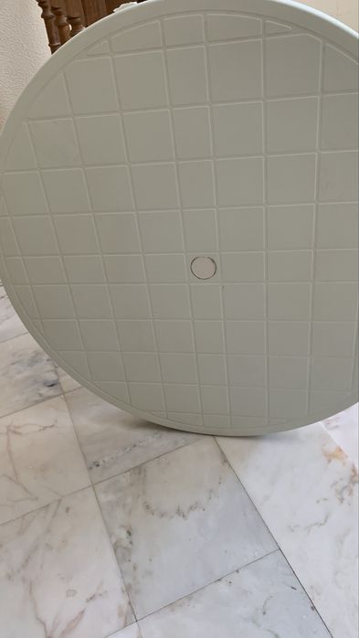 Mesa redonda em plastico