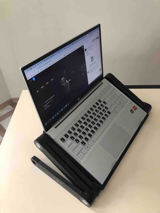 Столик для ноутбука UFT з активним охолодженням