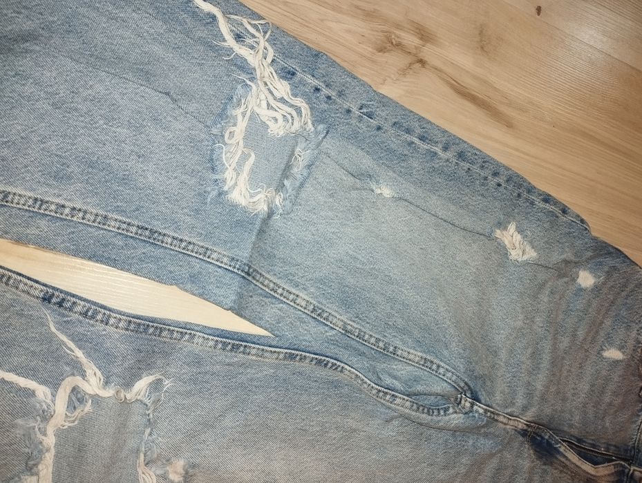 Szerokie spodnie z dziurami