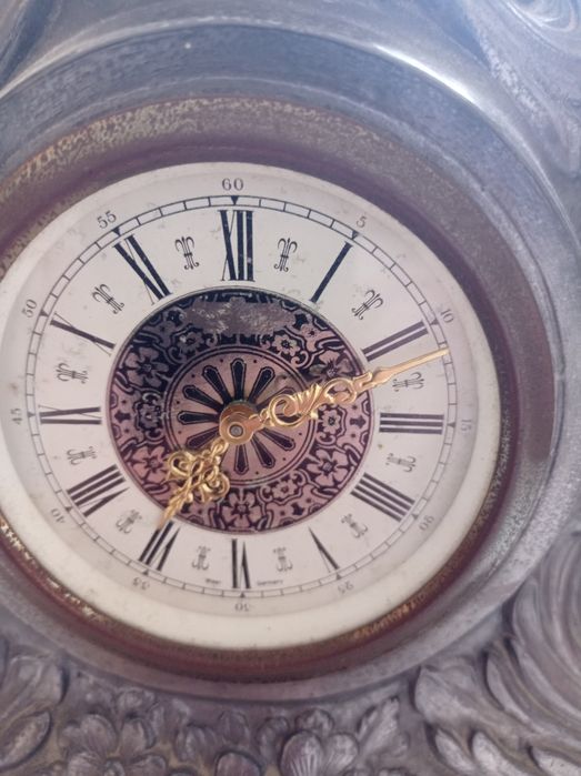 Estátua com relógio