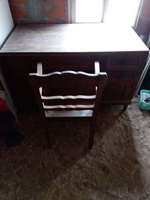 Secretária e cadeira antiga
