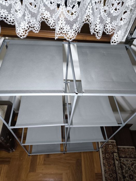 Estante de tecido cinzenta