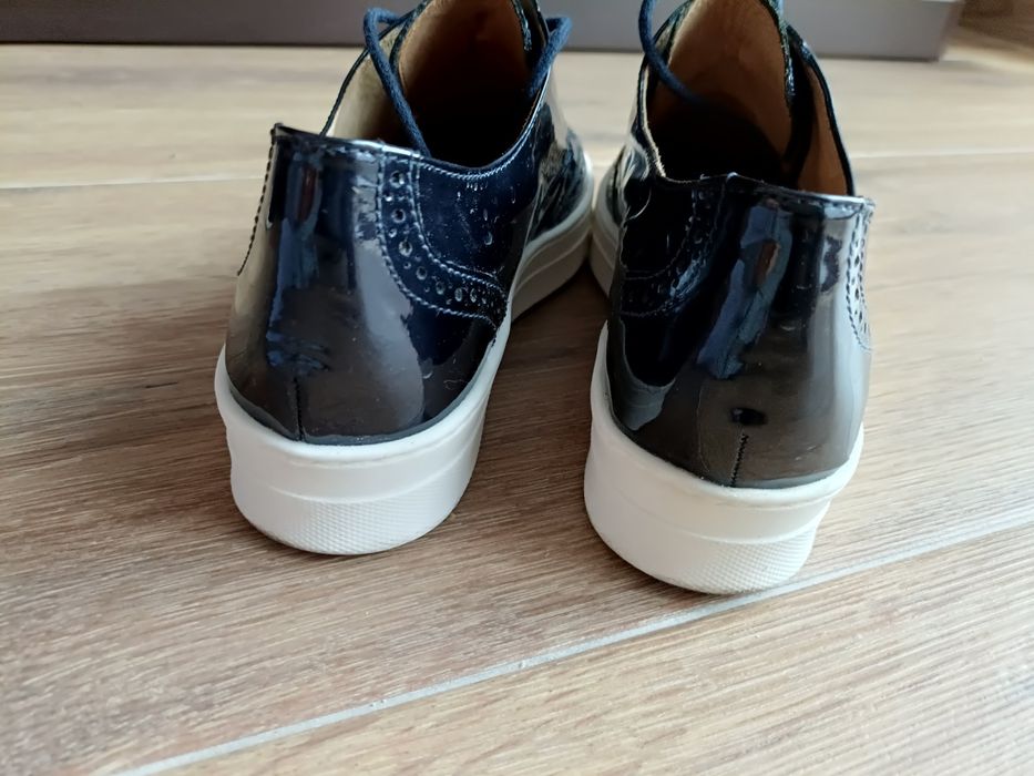 Caprice buty sportowe Oksford brogsy lakierowany granat rozm 37