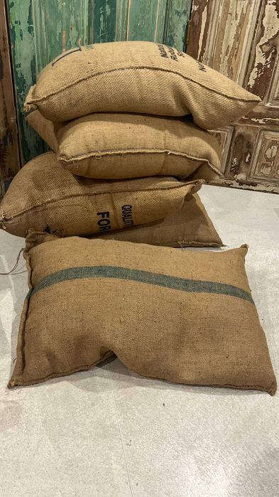 almofadas de chão em serapilheira (juta)