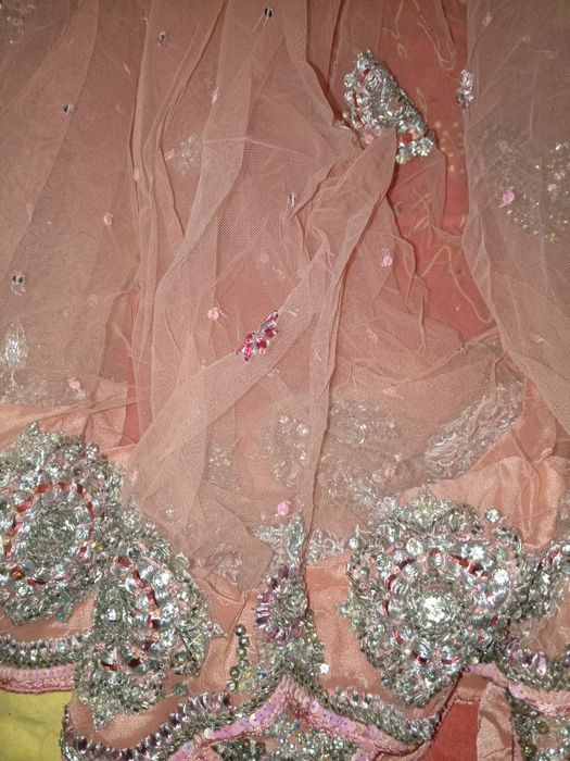 Розовое расшитое сари с чоли