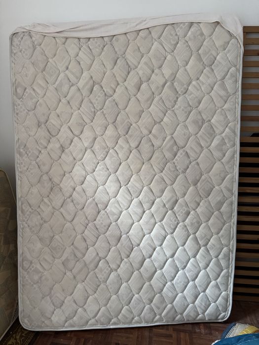 Cama de casal com mesa de cabeceira