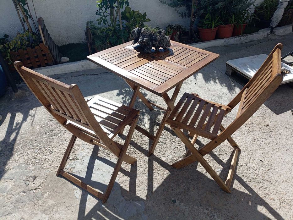 Mesa de madeira com 2 cadeiras