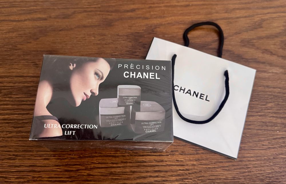 Zestaw prezentowy upominkowy kosmetyki krem na dzień noc pod oczy Chanel Ultra Correction Lift liftingujący Douglas