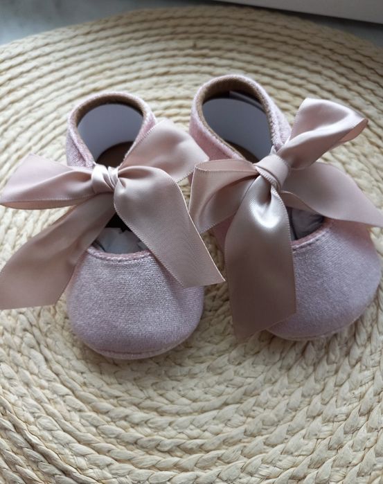 Nowe buciki dla niemowlat z kokardką na Chrzest Milulove