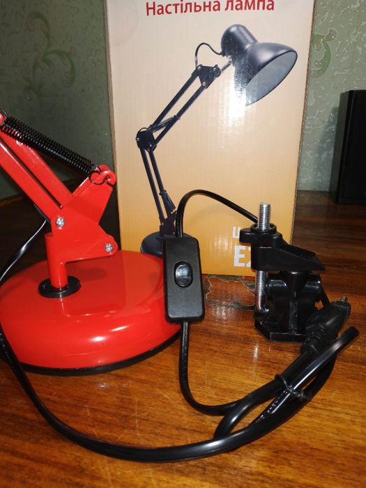 Настольная лампа в комплекте с подставкой и струбциной