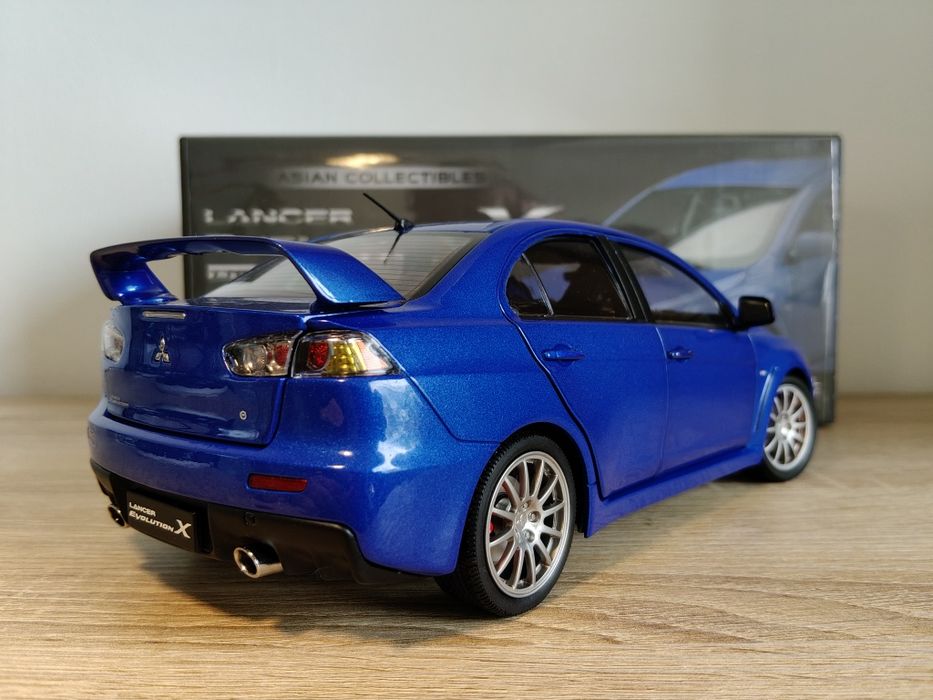 Mitsubishi Lancer Evo model w skali 1:18 VIAT/otwierane elementy