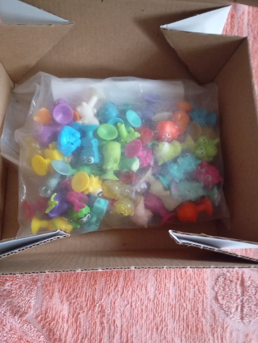 Коробки з іграшками