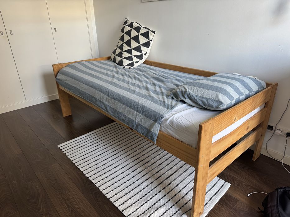 Cama individual de pinho
