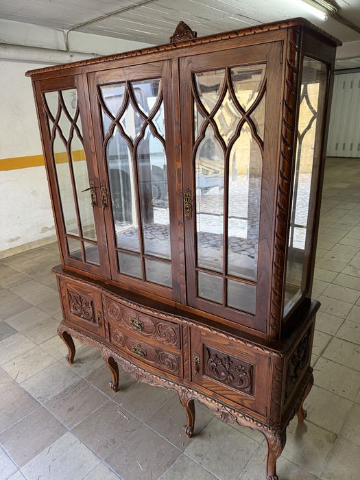 Cristaleira / Vitrine Antiga em Madeira Trabalhada com Prateleiras em Vidro