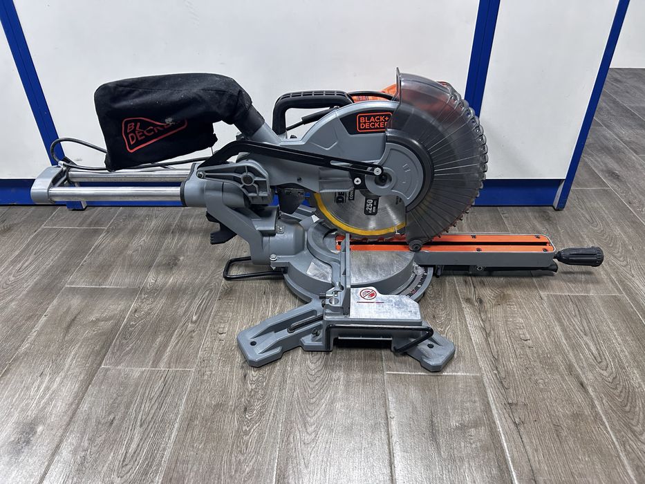 Пила тoрцювальна Black+Decker BES710 (торцовочная пила)