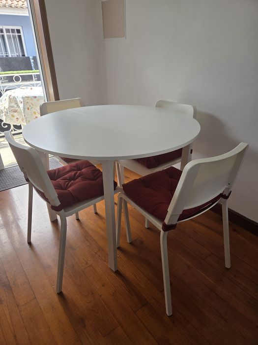 Vende-se  Mesa com 4 cadeiras