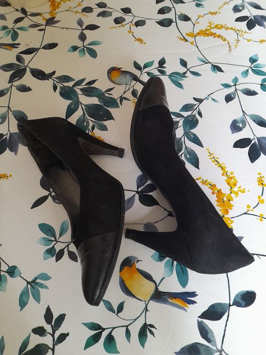 Sapatos pretos em pele e camurça e castanhos em pele com cordões