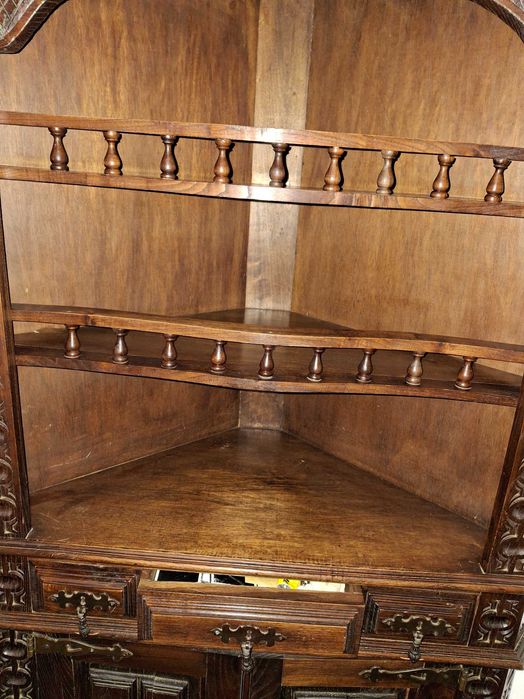 Movel de canto com prateleiras e arrumação