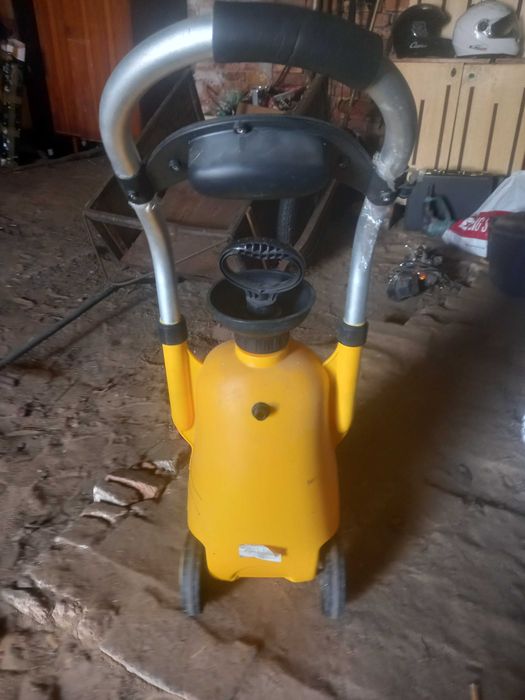 Opryskiwacz widoczny na zdjeciu