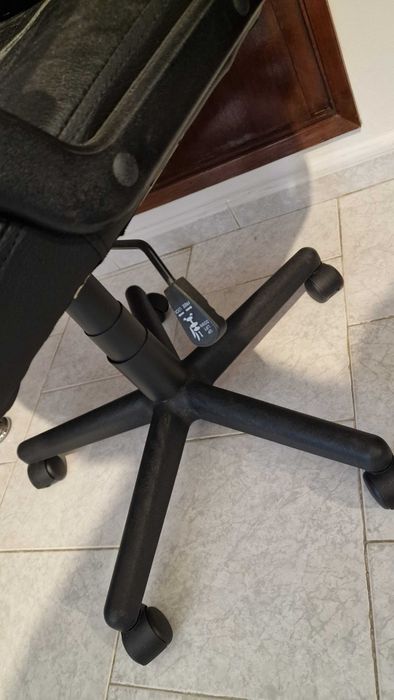 Cadeira de secretaria quase nova preta
