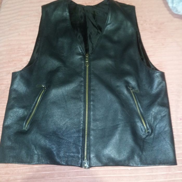 Продам шкіряну желетку .