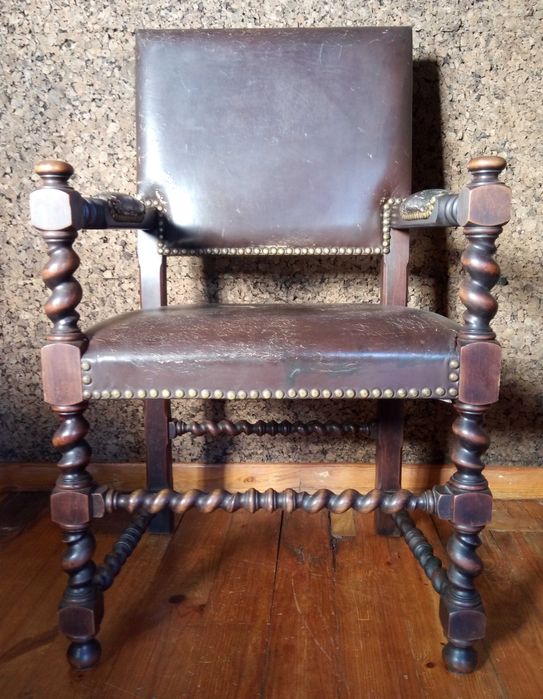 Cadeirão em Madeira de Pau Santo com Torcidos e Tremidos e Couro