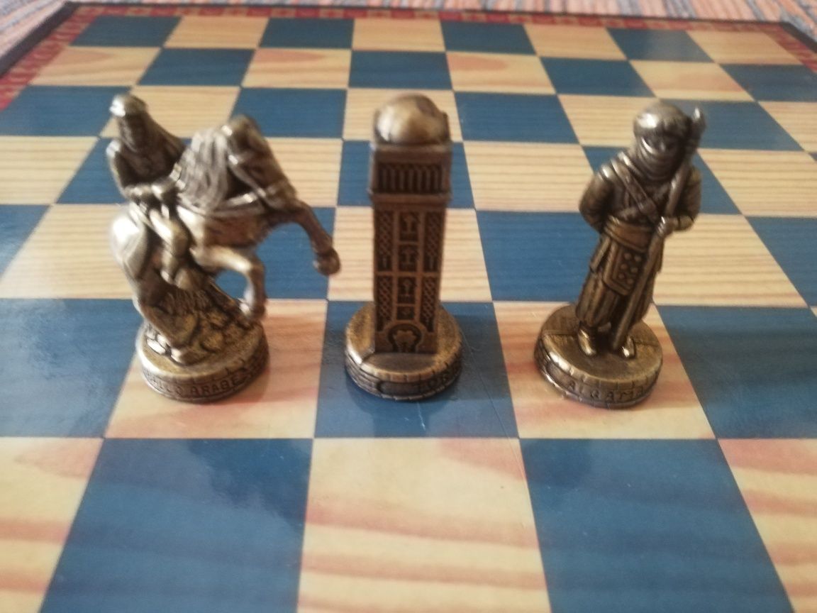 Jogo de xadrez com peças e tabuleiro de prata banhada a ouro