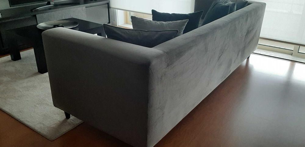 Sofá em veludo taupe como novo