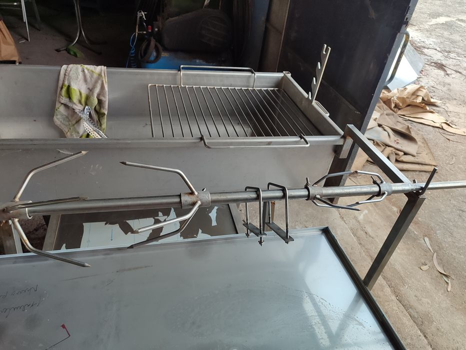 Churrasqueira inox para porco no espeto e pernil