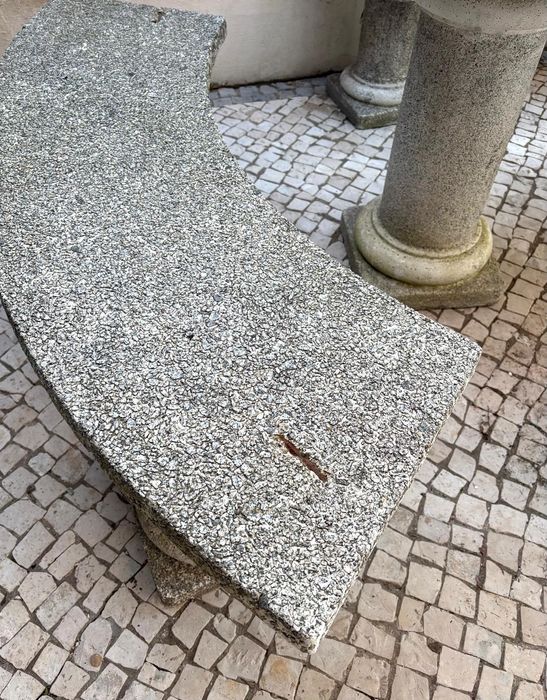 Mesa e bancos de jardim