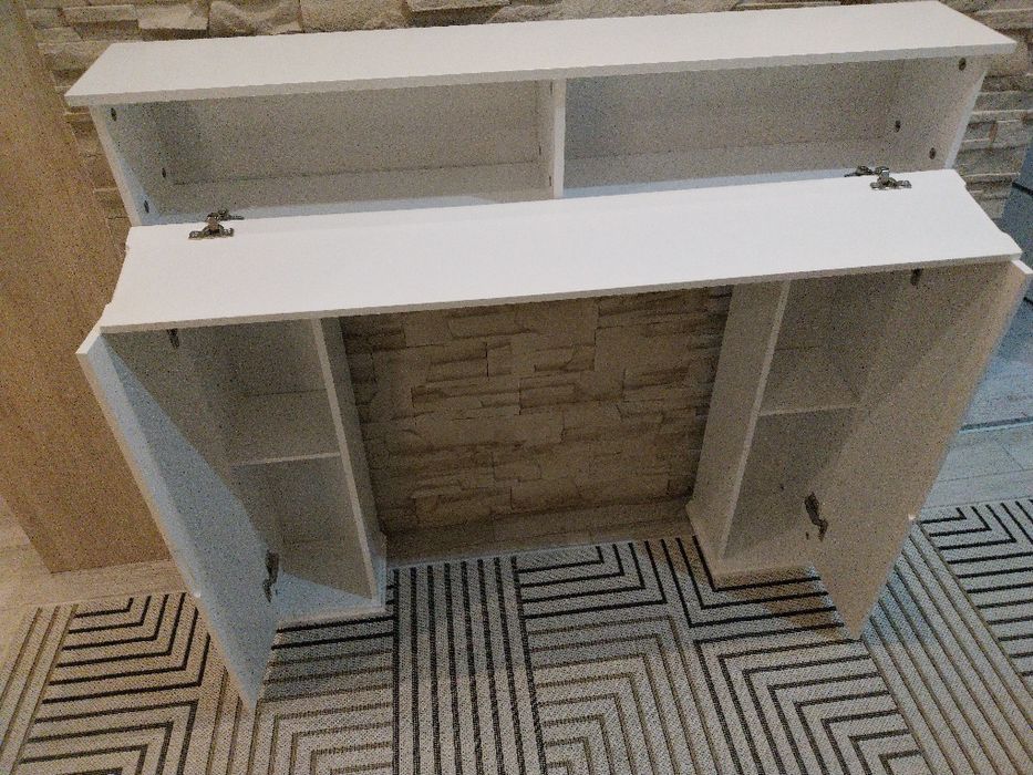 Biały drewniany  portal kominkowy kinsola