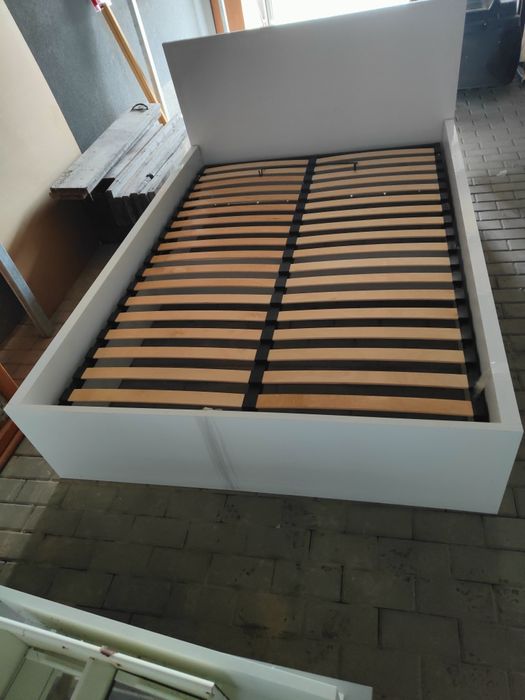 Łóżko dwuosobowe.