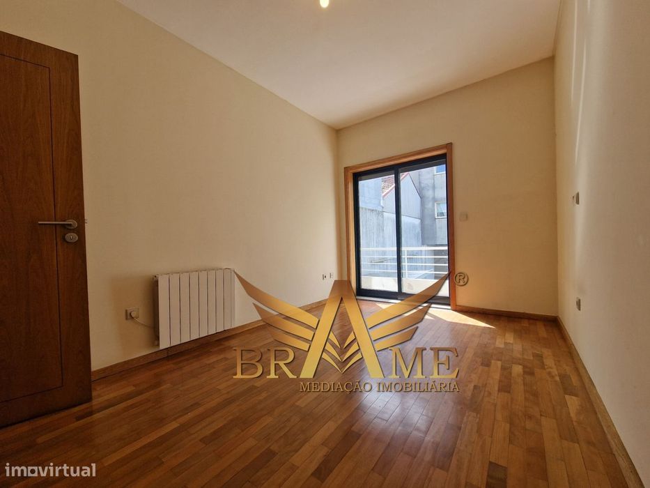 Apartamento T2 Com Lugar De Garagem | Rua Da Constituição - Porto