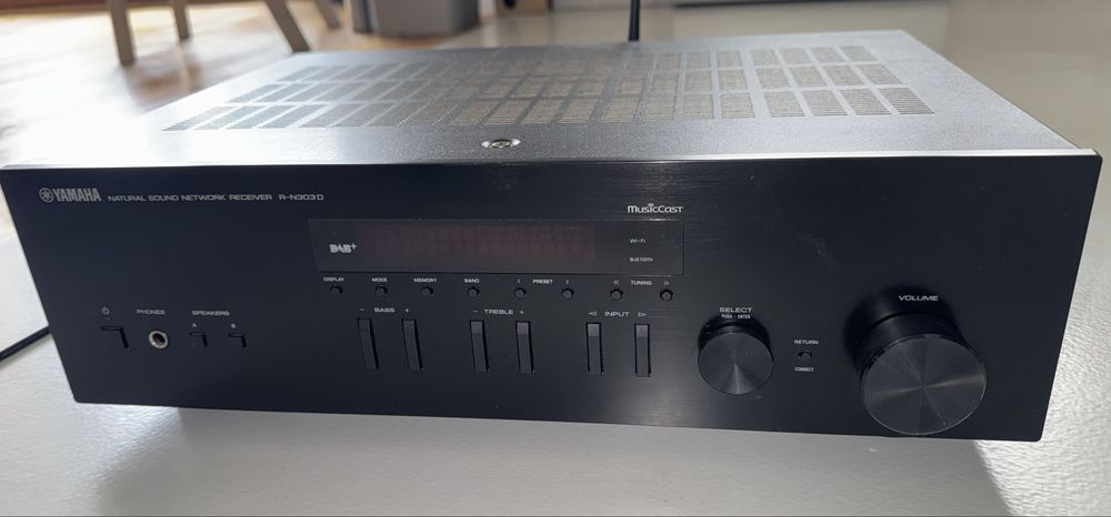 Amplituner Yamaha R-N303 D