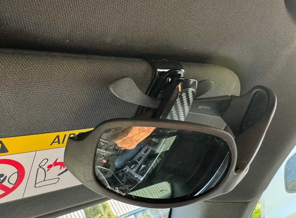 Uchwyt na okulary do samochodu