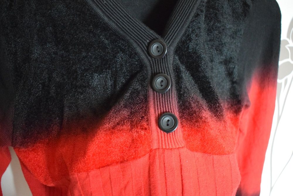 Czarno-czerwony sweter