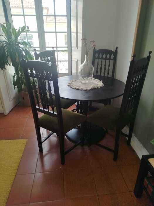 Vendo mesa redonda+ 4 cadeiras