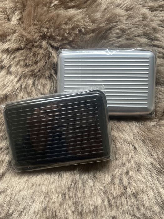 Porta-cartões metálico, com fecho, novo