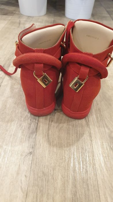 Sneakersy na koturnie