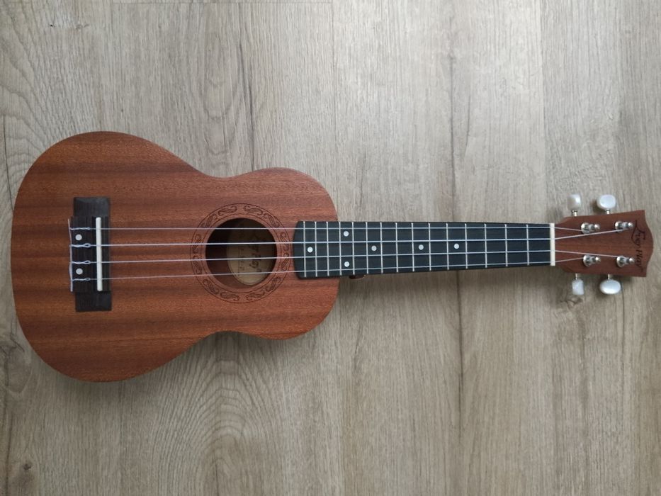 Ukulele koncertowane 24" lekkie z stroikiem
