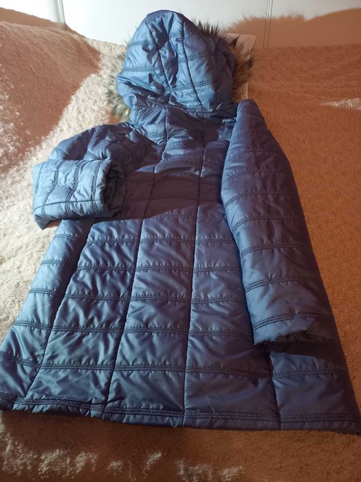 Ciepła lekka pikowana kurtka nr 42 z kapturem z futerkiem