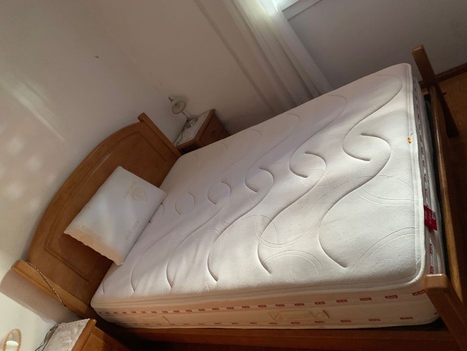 Mobília de quarto em madeira como nova - pagamento em numerário