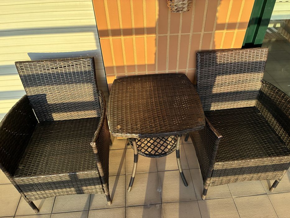 Mesa e cadeiras exteriores