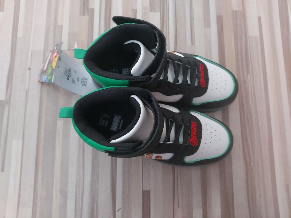 Świecące nowe buty dla chlopca