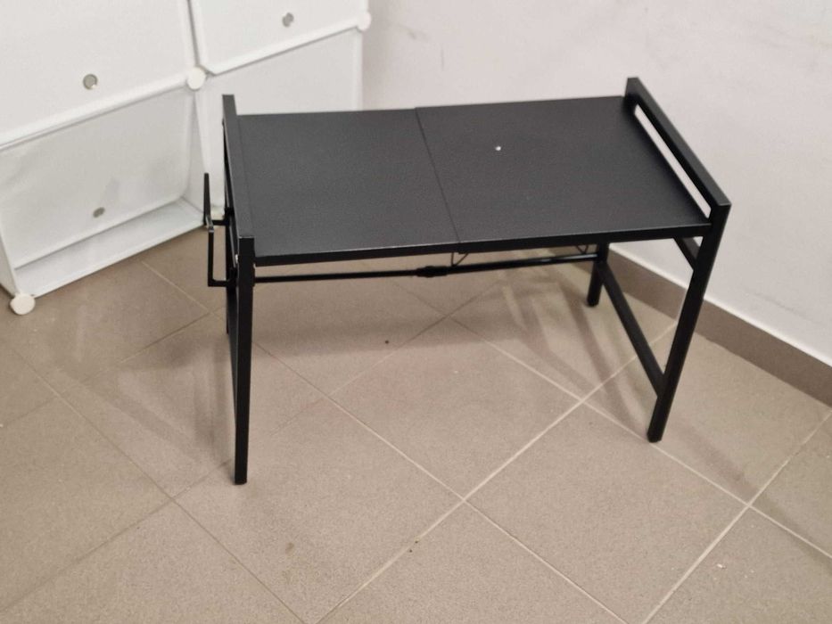 Praktyczny, czarny stolik do kuchenki mikrofalowe