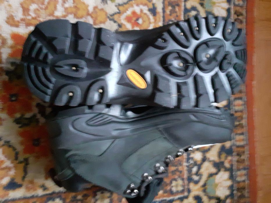 Продам чоловічі кросівки