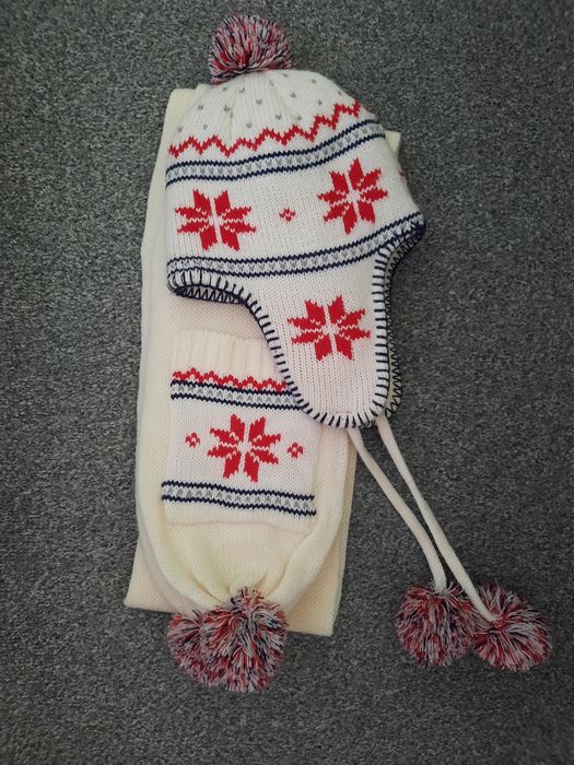 Czapka z długim szalem