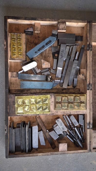 Elementy tokarskie, obróbka metalu, wiertła, kamienie szlifierskie.